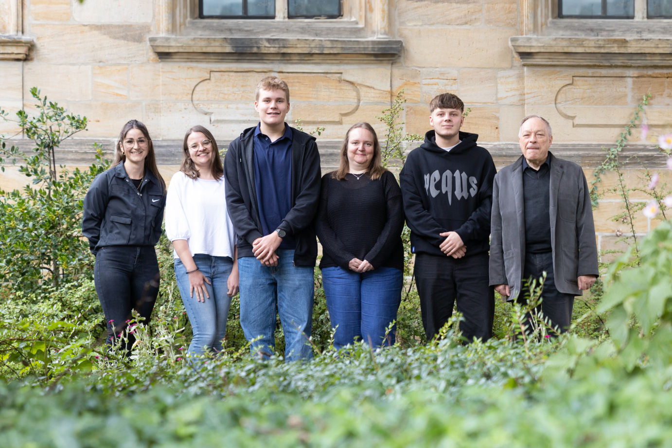 Begrüßung der neuen Auszubildenden im Erzbischöflichen Ordinariat. Von links: Elena Schmidt, Verena Metzner, Paul Bätz, Julia Elbrecht, Rene Krappmann, Prälat Georg Kestel.