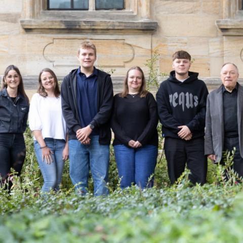 Begrüßung der neuen Auszubildenden im Erzbischöflichen Ordinariat. Von links: Elena Schmidt, Verena Metzner, Paul Bätz, Julia Elbrecht, Rene Krappmann, Prälat Georg Kestel.