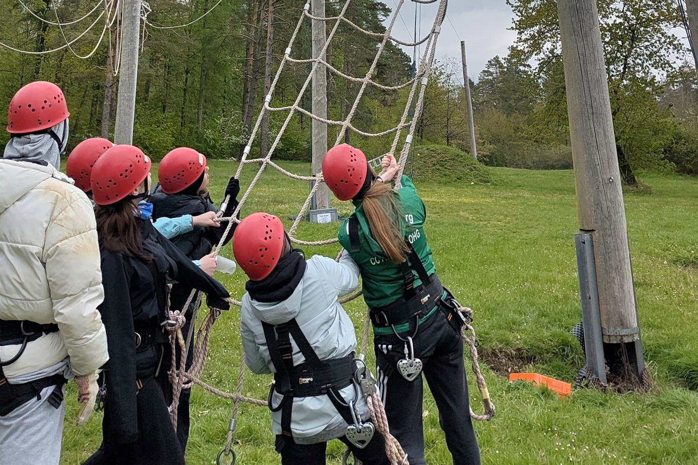 In einem Freiwilligen Sozialen Jahr geht es darum, Neues zu entdecken und manchmal auch Ängste zu überwinden. Im Erlebnispädagogischen Seminar können die Freiwilligen beispielsweise gemeinsam in einem pädagogischen Hochseilgarten Grenzen überwinden.