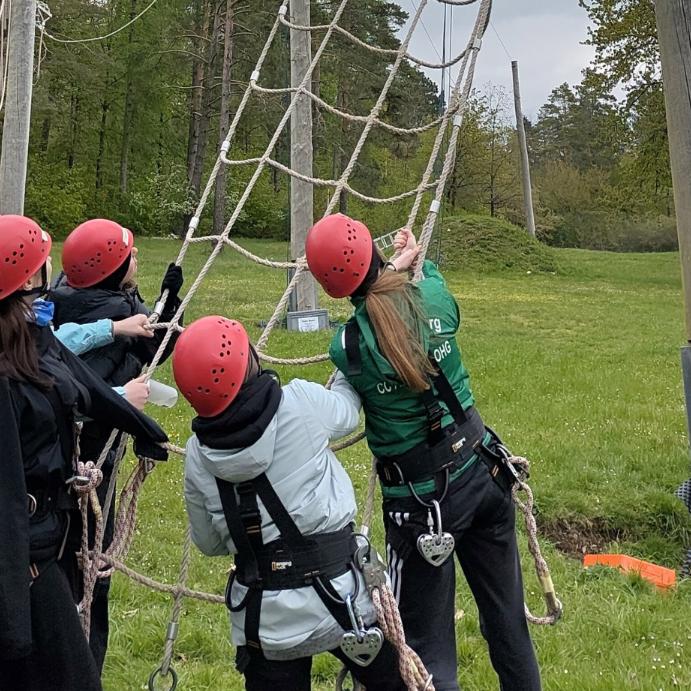 In einem Freiwilligen Sozialen Jahr geht es darum, Neues zu entdecken und manchmal auch Ängste zu überwinden. Im Erlebnispädagogischen Seminar können die Freiwilligen beispielsweise gemeinsam in einem pädagogischen Hochseilgarten Grenzen überwinden.