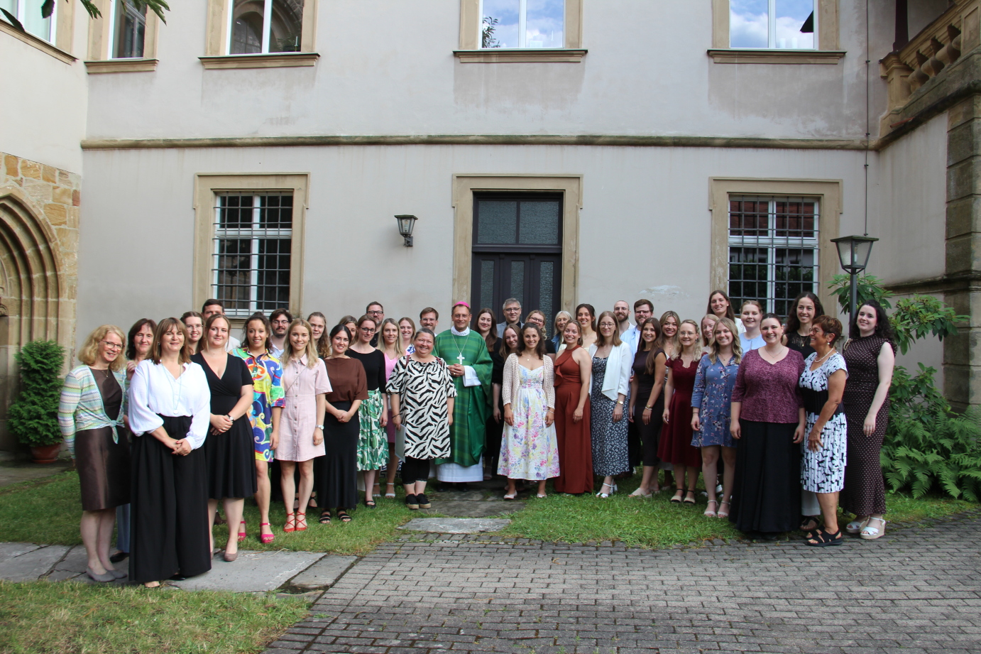 Erzbischof Herwig Gössl sowie die Ausbilder und Mitarbeiter der Hauptabteilung Schule und Religionsunterricht freuten sich mit den zukünftigen Grund- und Mittelschullehrkräften über die Missio Canonica.