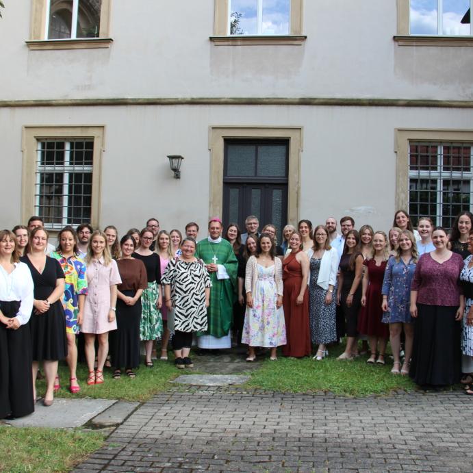 Erzbischof Herwig Gössl sowie die Ausbilder und Mitarbeiter der Hauptabteilung Schule und Religionsunterricht freuten sich mit den zukünftigen Grund- und Mittelschullehrkräften über die Missio Canonica.
